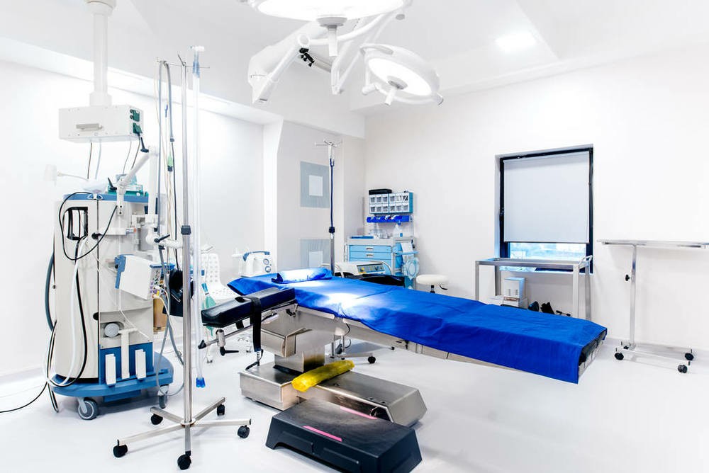 空的手术室，生活关心支持下，手术台、 灯具和医疗设备的详细信息.jpg